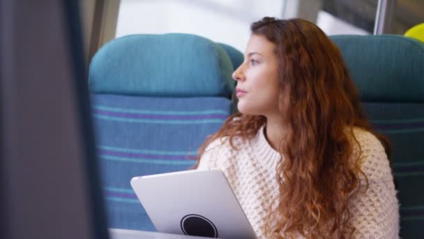 Mulher de negócios usando tablet digital — Vídeo de Stock