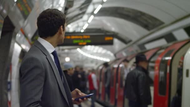 Moe zakenman krijgen op metro — Stockvideo