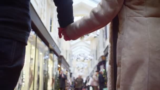 Пара покупки в різдвяний час — стокове відео