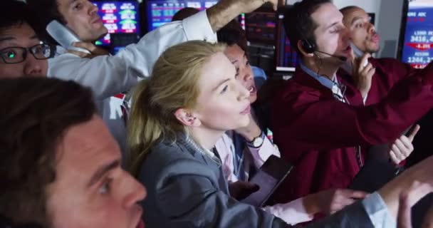 Traders buying and selling on the trading floor — Stock Video