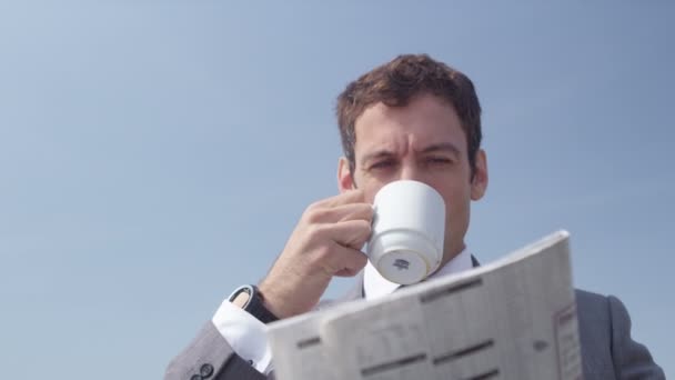 Бизнесмен пьет кофе — стоковое видео