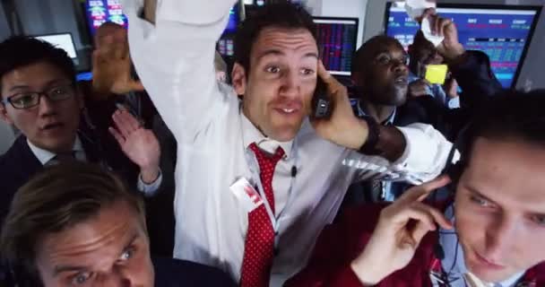Traders buying and selling on the trading floor — Stock Video