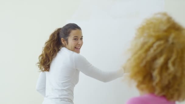 Mulheres redecorando em casa — Vídeo de Stock