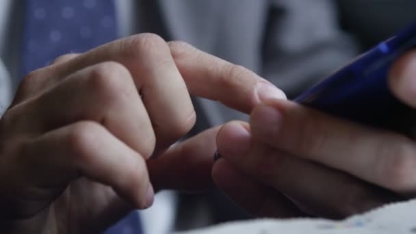 Händerna textning på smartphone på tåg — Stockvideo