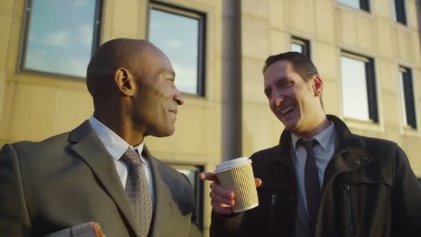 Empresários conversando juntos na cidade — Vídeo de Stock