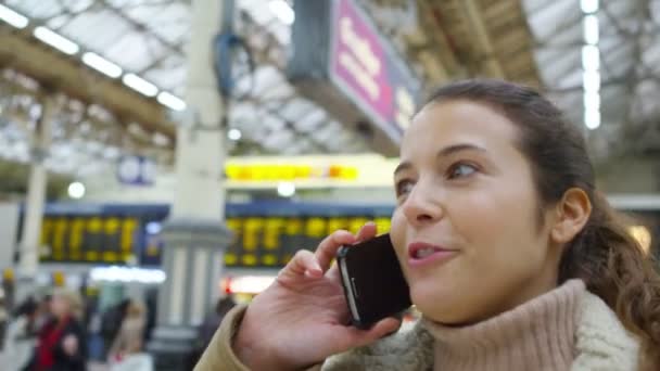 Γυναίκα στο smartphone σε σιδηροδρομικό σταθμό — Αρχείο Βίντεο