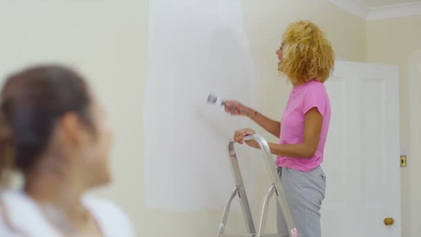 Mulher olha para a papelada — Vídeo de Stock