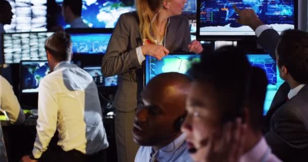Команда спостереження, що працює в контрольній кімнаті — стокове відео