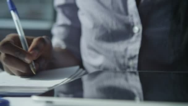 femme d'affaires utilisant une tablette informatique  