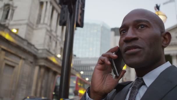 Бизнесмен разговаривает по мобильному телефону — стоковое видео
