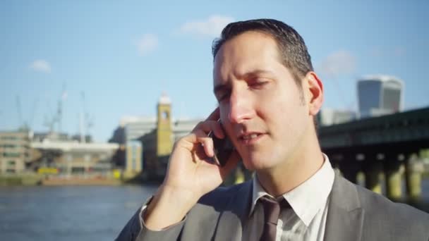 Επιχειρηματίας στο κινητό τηλέφωνο στην πόλη — Αρχείο Βίντεο