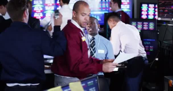 Финансовые трейдеры, наблюдающие за мировыми рынками — стоковое видео