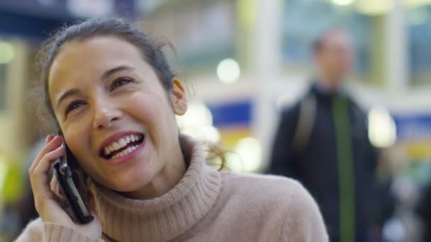 Mulher falando ao telefone — Vídeo de Stock