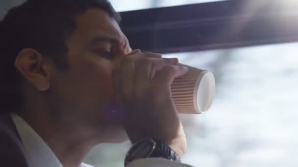 Homme d'affaires travaillant sur tablette numérique 