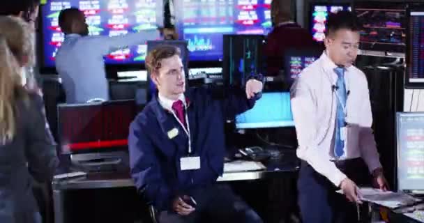 Börsenhändler in der Stadt bei der Arbeit — Stockvideo