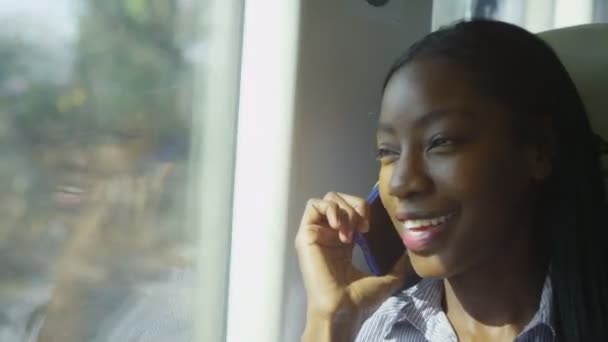 Nő beszél mobiltelefon — Stock videók