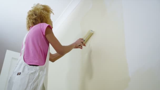 Mujer pintando una pared en un nuevo hogar — Vídeo de stock