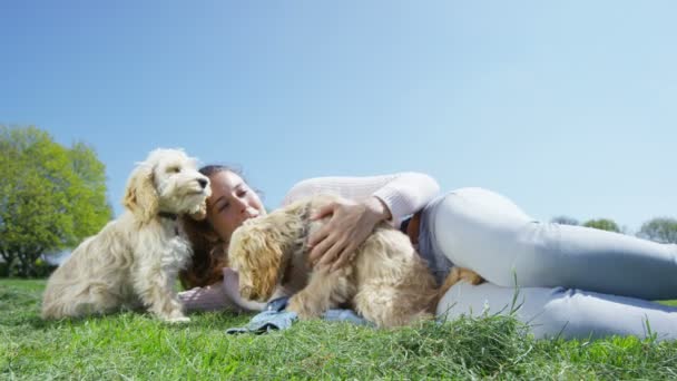 Mujer relajándose en el parque con cachorros — Vídeos de Stock