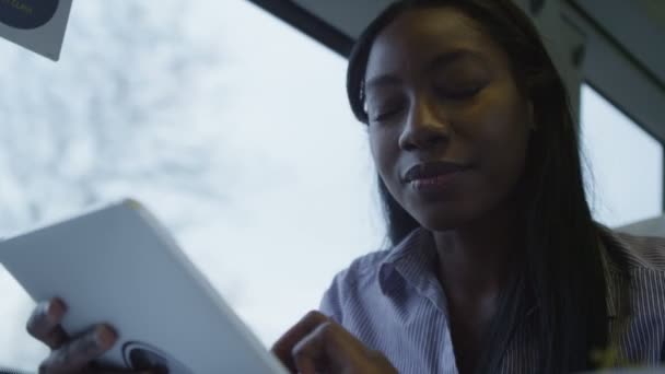 Femme d'affaires utilisant une tablette informatique — Video