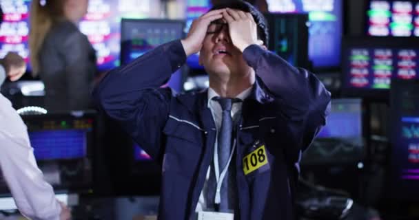 Financial trader reacts as watches the markets crash — Stock Video