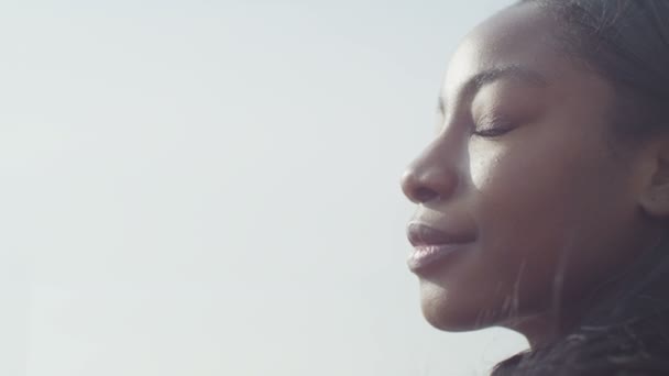 Femme regardant sur la mer — Video