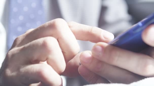 Χέρια γραπτών μηνυμάτων στο smartphone σε τρένο — Αρχείο Βίντεο