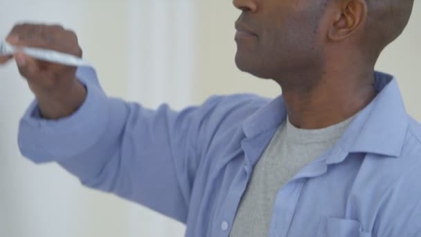 Hombre pintando una pared — Vídeo de stock