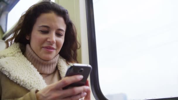 Mujer riendo en el mensaje en el smartphone — Vídeos de Stock