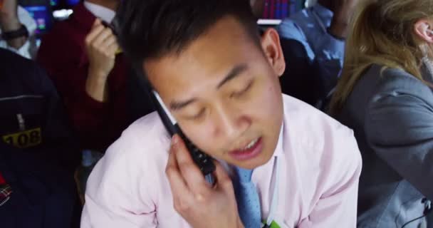 Cidade asiática comerciante de estoque no trabalho — Vídeo de Stock