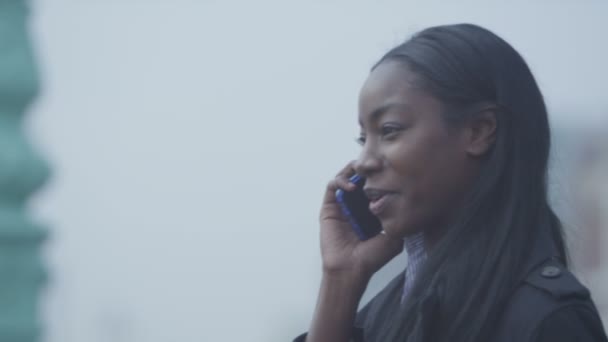 Женщина разговаривает по мобильному телефону — стоковое видео