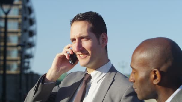 Бізнесмен розмовляє по мобільному телефону — стокове відео