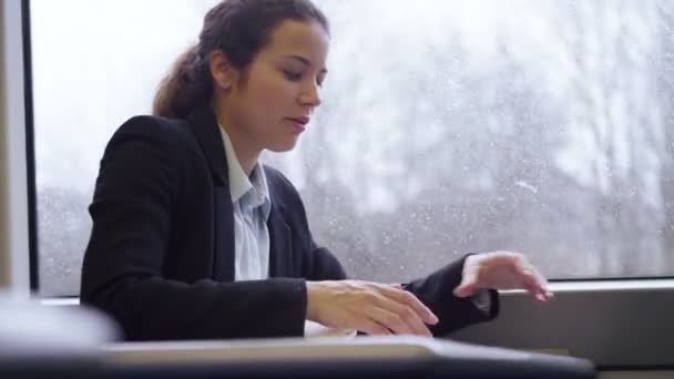 Femme cadre parlant sur téléphone portable — Video