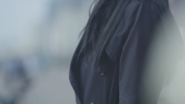 Mujer mirando hacia el mar — Vídeos de Stock