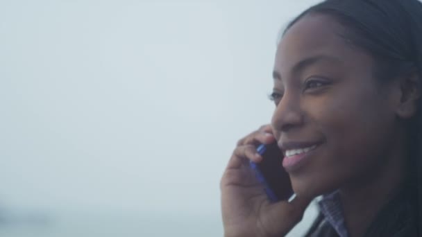 Mujer hablando por teléfono móvil — Vídeo de stock