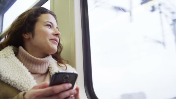 Kvinnlig kvinna ler mot meddelande på smartphone — Stockvideo