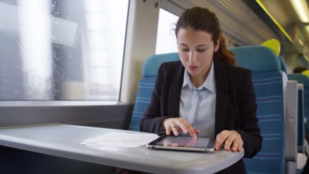 Mujer de negocios que trabaja en tableta digital — Vídeo de stock