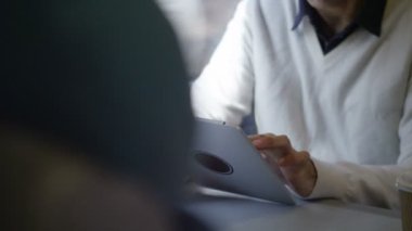tablet bilgisayar kullanan adam 