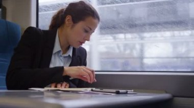 Kadın yönetici onun dijital tablet üzerinde çalışan