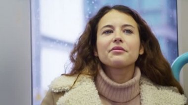  smartphone üzerinde metro treni kullanan kadın