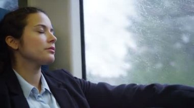 banliyö tren üzerinde dinlenme iş kadını