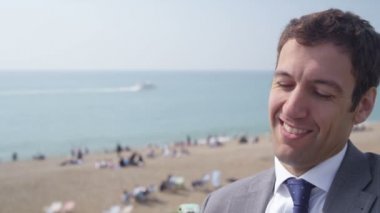 İş adamı cep telefonuyla konuşuyor.
