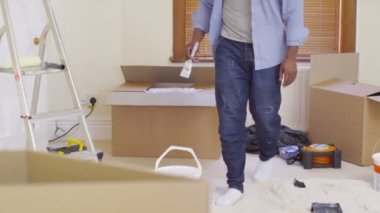 Duvarı boyayan adam