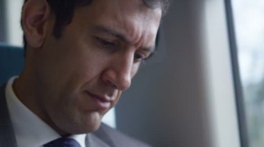 smartphone cep telefonu ile trende el manifatura