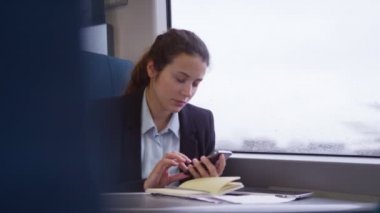kadın yönetici onun smartphone üzerinde konuşuyor
