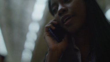  Kadın cep telefonuyla konuşuyor.