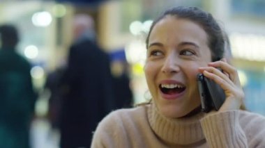 akıllı telefonda konuşurken öğrenci