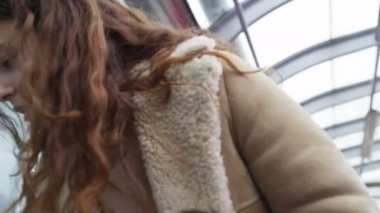  turistik bir trene binmek için hazırlanıyor