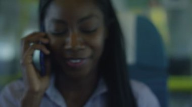 Kadın cep telefonuyla konuşuyor.