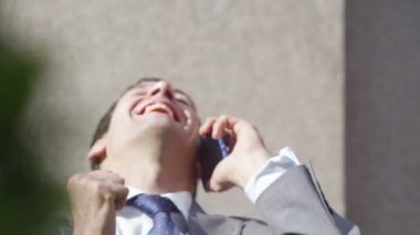 işadamı akıllı telefon üzerinde anlaşma kapatır