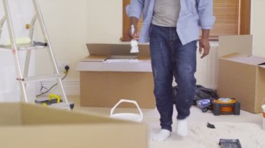 Duvarı boyayan adam